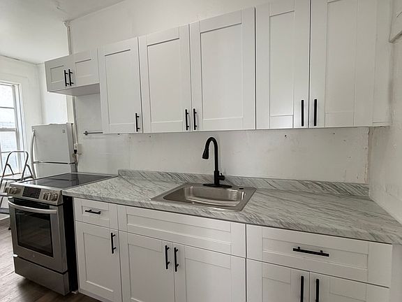 5th image of 457 NE 24th St APT 10