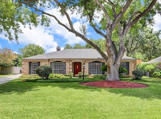13822 Oakwood Ln, Sugar Land, TX 77498