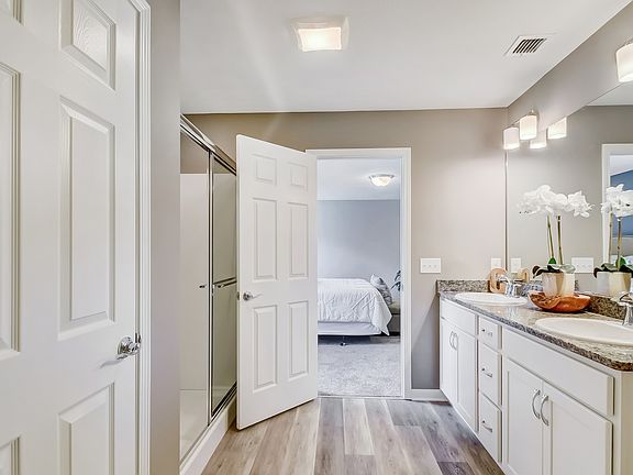 Dual sinks in owner s bath