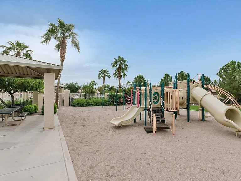 1425 E Morelos St — Photo 38