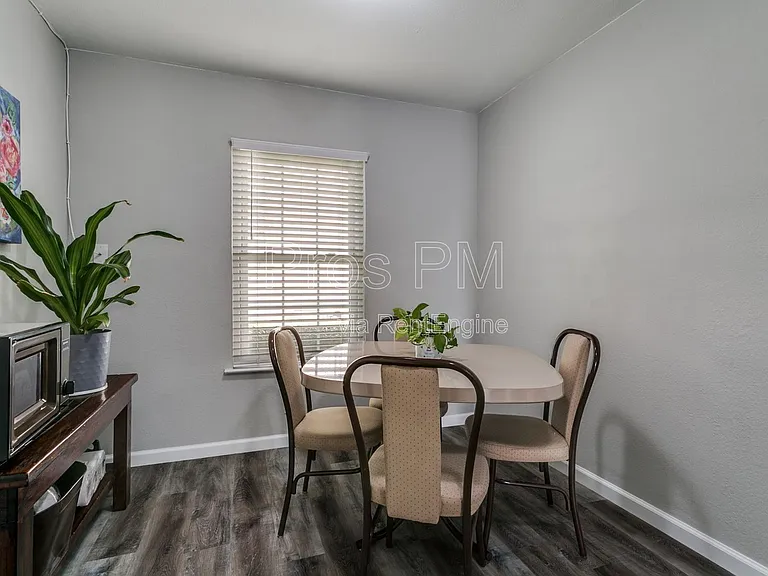 725 W Purnell St #A — Photo 12