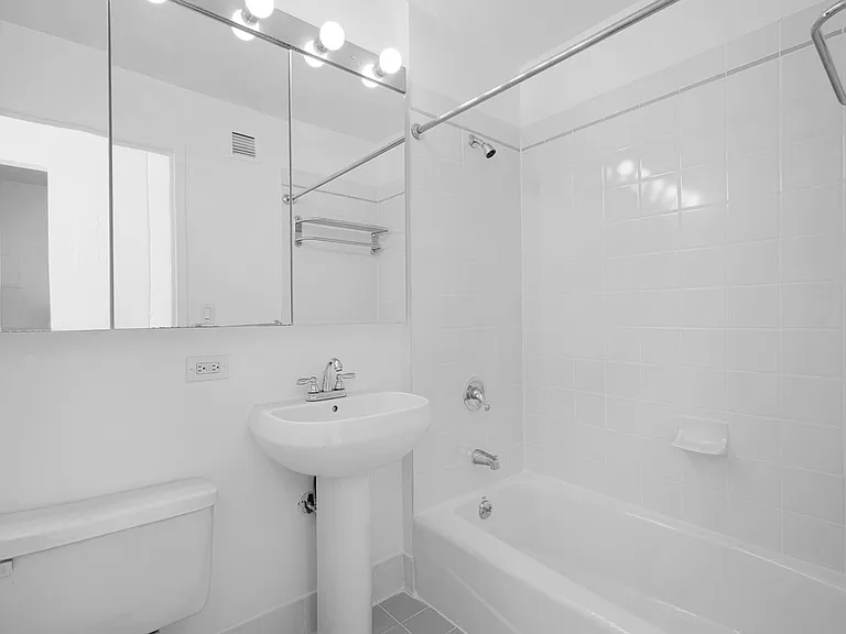 200 W 60th St #7C — Photo 7