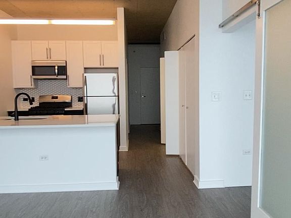 5th image of 1401 S Clark St #406