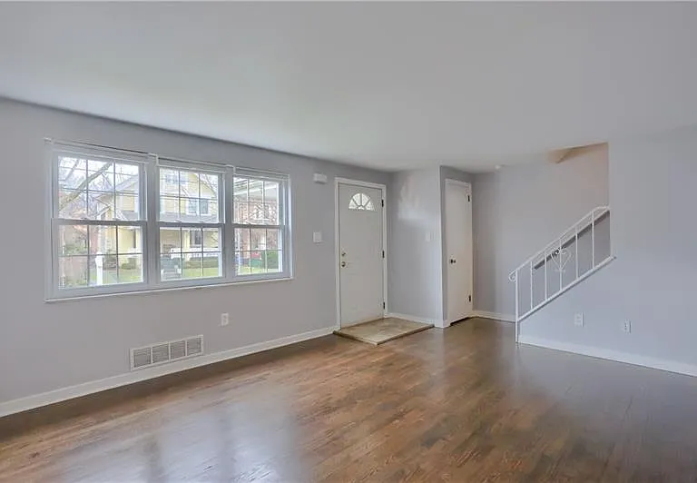 716 Maple Ln — Photo 2