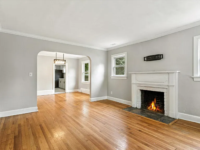 2913 Sir Walter Ln — Photo 3