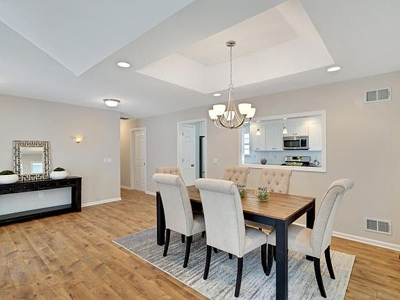 3rd image of 2821 Lenox St