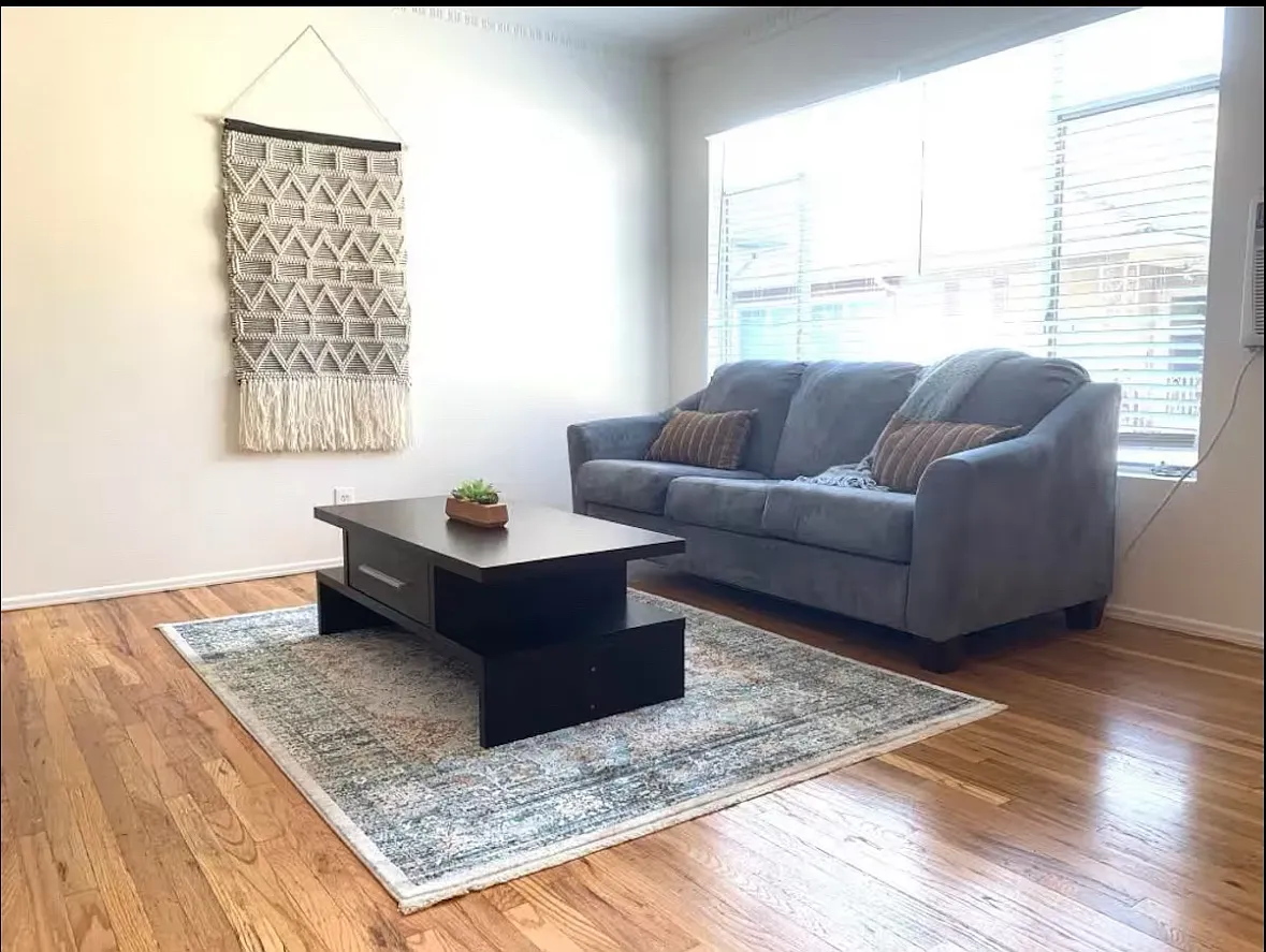 402 N Palm Dr — Photo 2