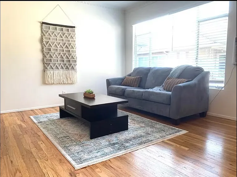 402 N Palm Dr #7 — Photo 2