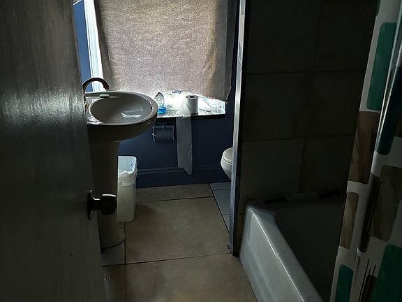 3rd image of 552 Kohn St