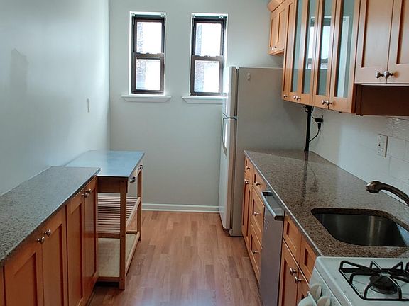 4th image of 36 Duncan Ave APT B1