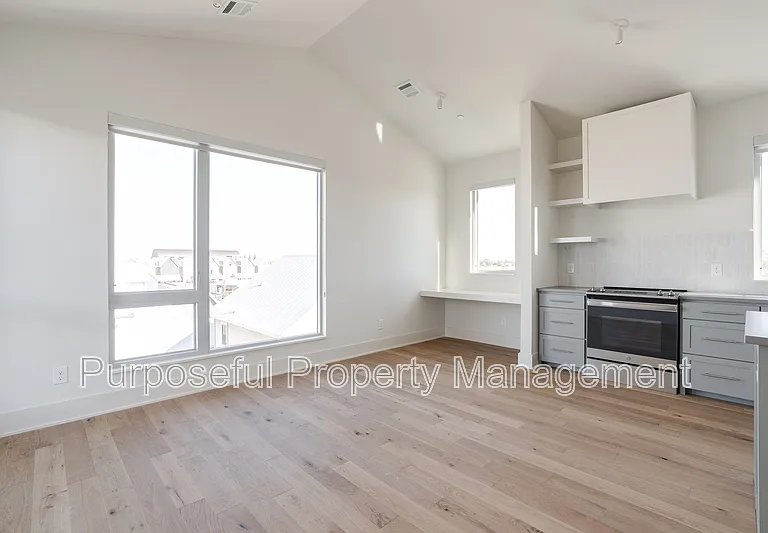 934 Hangar Dr #9 — Photo 6