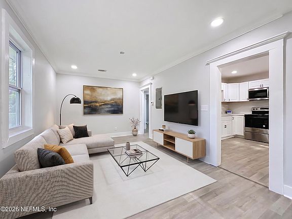 2nd image of 821 W 30TH Street