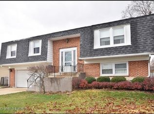 1106 S Oakwood Dr, Mount Prospect, IL 60056
