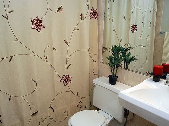 Gateway Park Apartments - Bathroom