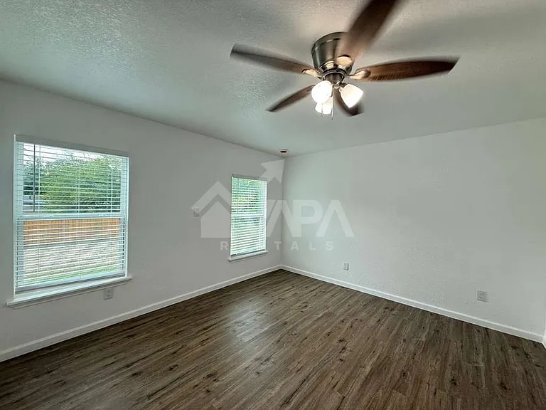 242 Glamis Ave — Photo 10