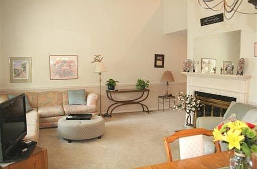2nd image of 8 Aspen Ln