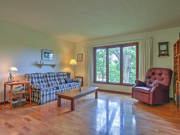 2nd image of 809 Pine Hill St