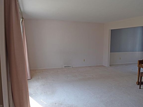 4th image of 590 Gloucester Dr