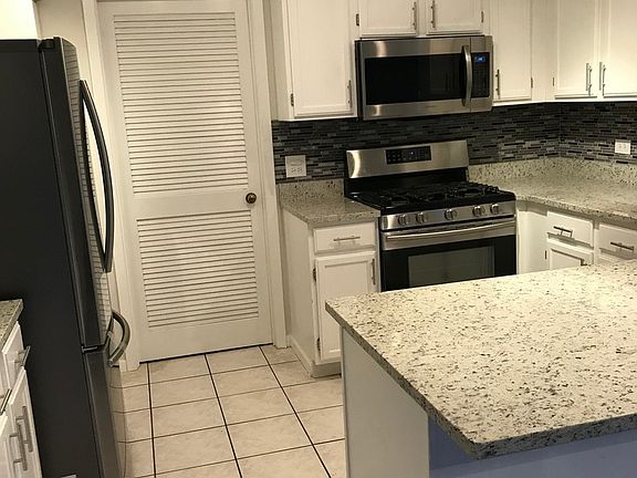 3rd image of 612 Newbury Ln