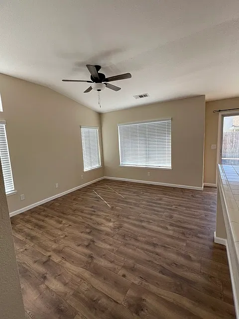 3 bed, 1297 sqft, $2,100 — Photo 4