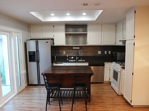 Kitchen. Refridgerator, stove, microwave, Island and 2 stool