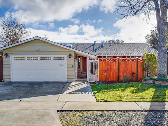 3rd image of 1028 Oaktree Dr