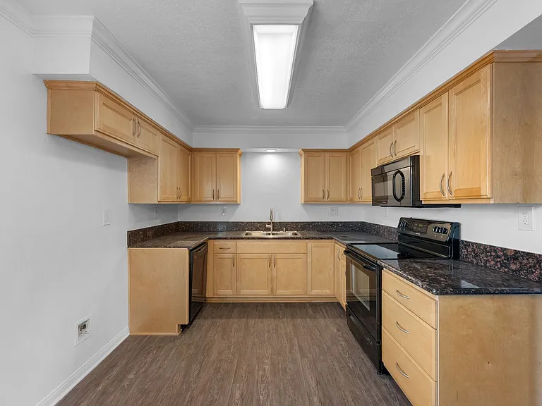 Four Seasons Apartments — Photo 20