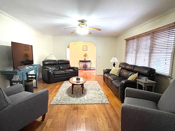 3rd image of 84 Baiting Hollow Ln