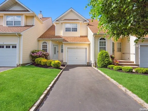 10 Blueberry Court #10, Melville, NY 11747