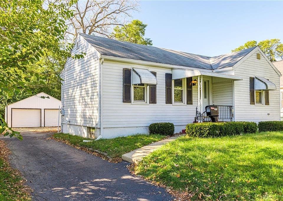 1st image of 2537 Revere Ave