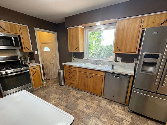 5th image of 404 Riverview Dr E