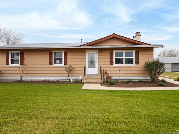 1102 Berlin St, Castroville, TX 78009