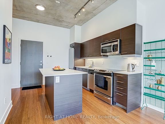 4th image of 90 Trinity St #805