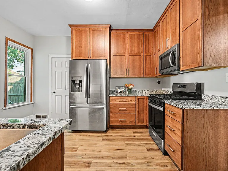 1411 Knox Ave N — Photo 5