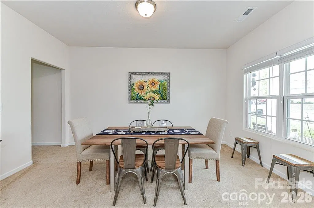 4 bed, 2.5 bath, 2382 sqft, $1,950 — Photo 4
