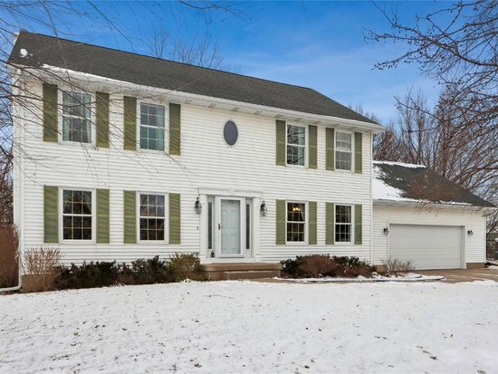 1845 Lyndhurst Dr, Hiawatha, IA 52233