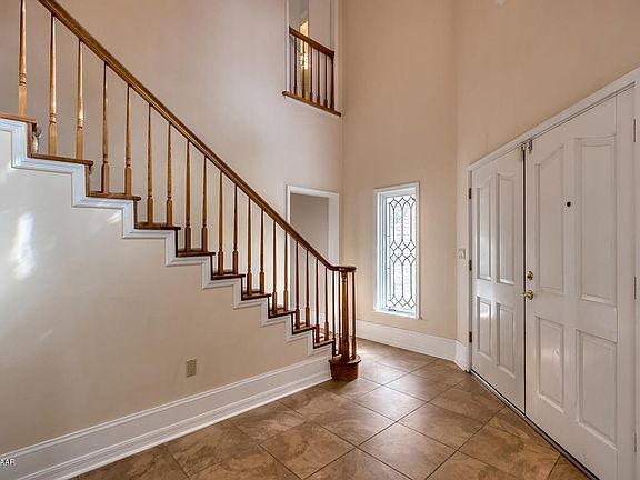 4th image of 2 Waterfront Ct