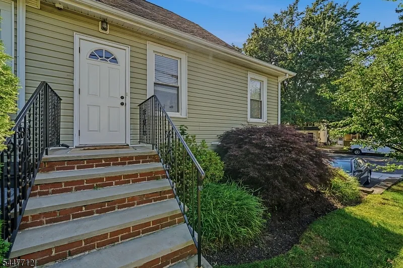 161 Broughton Ave #2