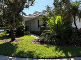 2518 Bay Pointe Ct, Weston, FL 33327