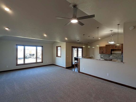 5th image of 404 Country Club Ln