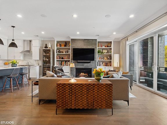 2nd image of 5748 N Hermitage Ave #201