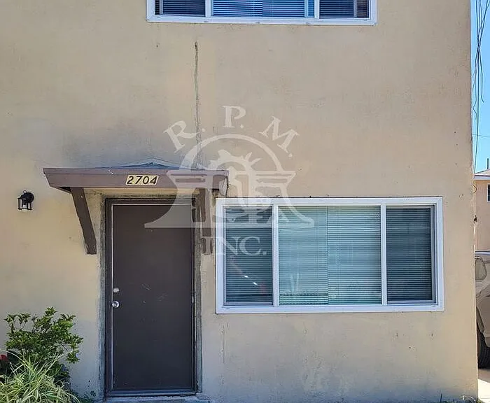 2704 N Humbert Ave — Photo 2