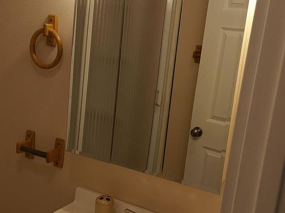 5th image of 2305 Everett Ave #B