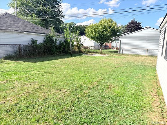 4th image of 21623 Revere St
