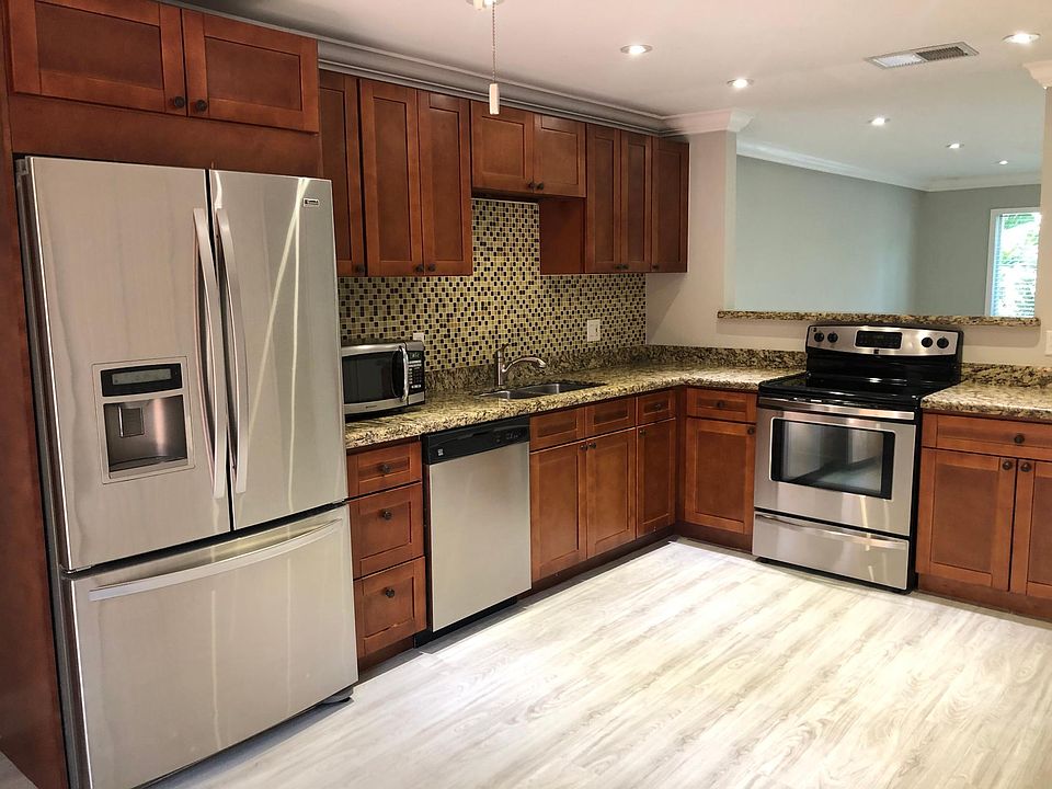 1st image of 1917 NE 3rd St APT 106