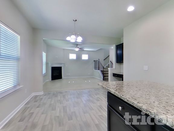 4th image of 228 Arbor Dr