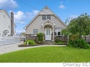 29 Sea Breeze Rd, Massapequa, NY 11758