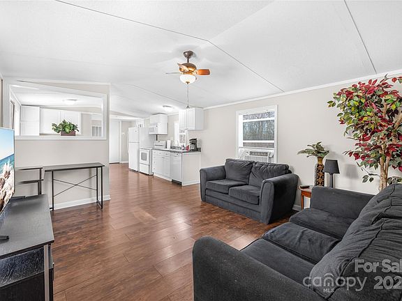 3rd image of 224 Fieldcrest Dr