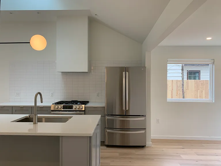 601 E Washington St — Photo 7