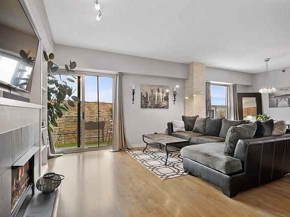 5th image of 4350 N Broadway Ave #402